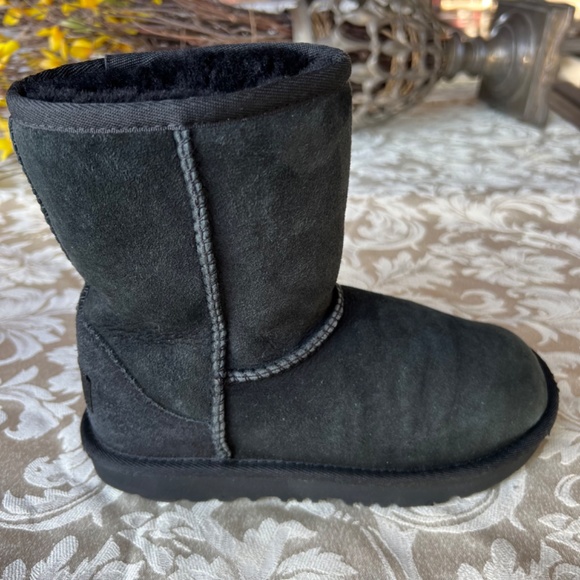 UGG AUSTRALIA Classic II Boot kids size 1 - Picture 4 of 10